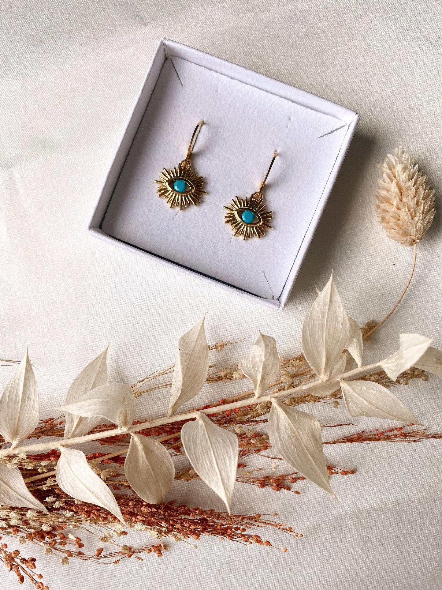 Ohrringe Türkis Auge oder Feder – Goldene Edelstahl Creolen mit türkisfarbenem Stein | Boho & Everyday Style