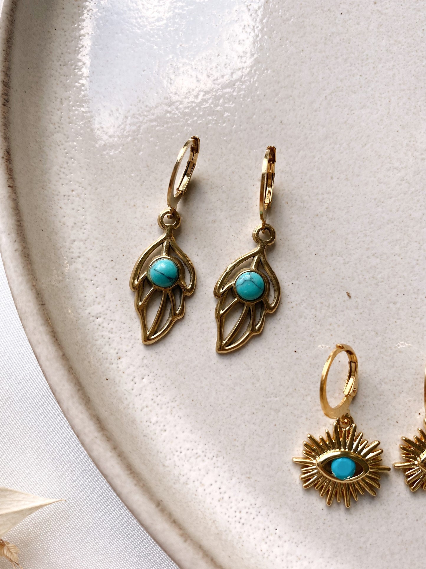 Ohrringe Türkis Auge oder Feder – Goldene Edelstahl Creolen mit türkisfarbenem Stein | Boho & Everyday Style