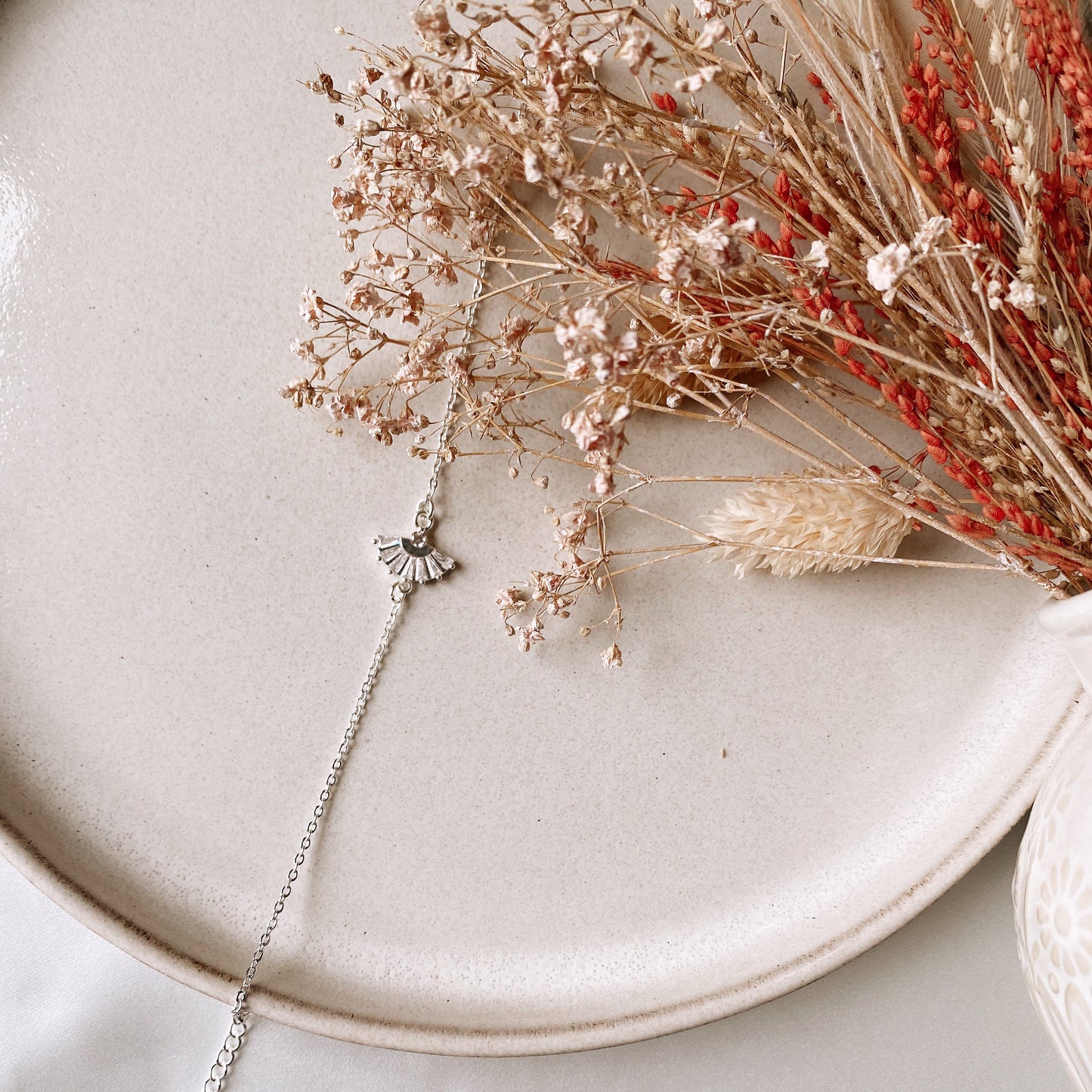 Zartes Brautarmband mit Zirkonia-Verbinder – Hochzeitsschmuck aus Edelstahl in Silber
