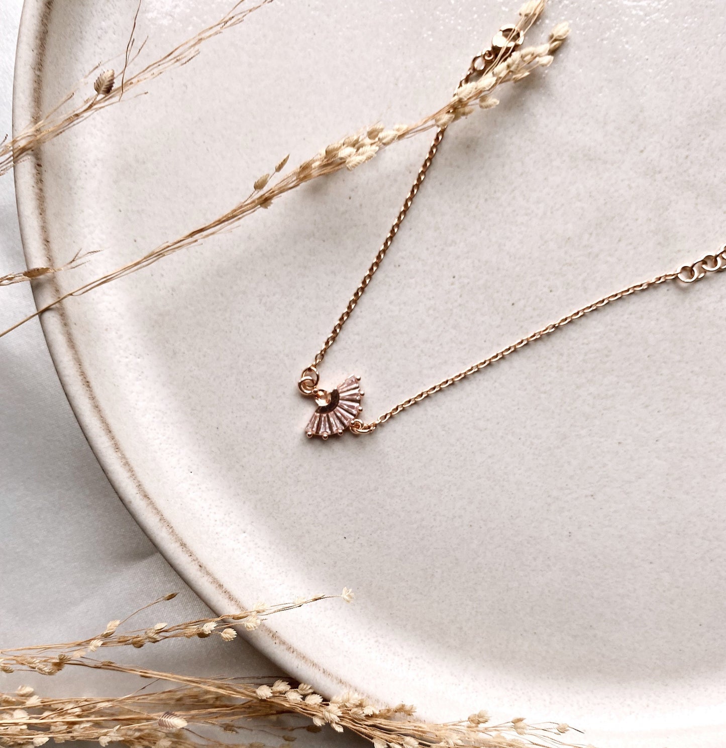 Zartes Brautarmband mit Zirkonia-Verbinder – Hochzeitsschmuck aus Edelstahl in Roségold | Verstellbares Armband