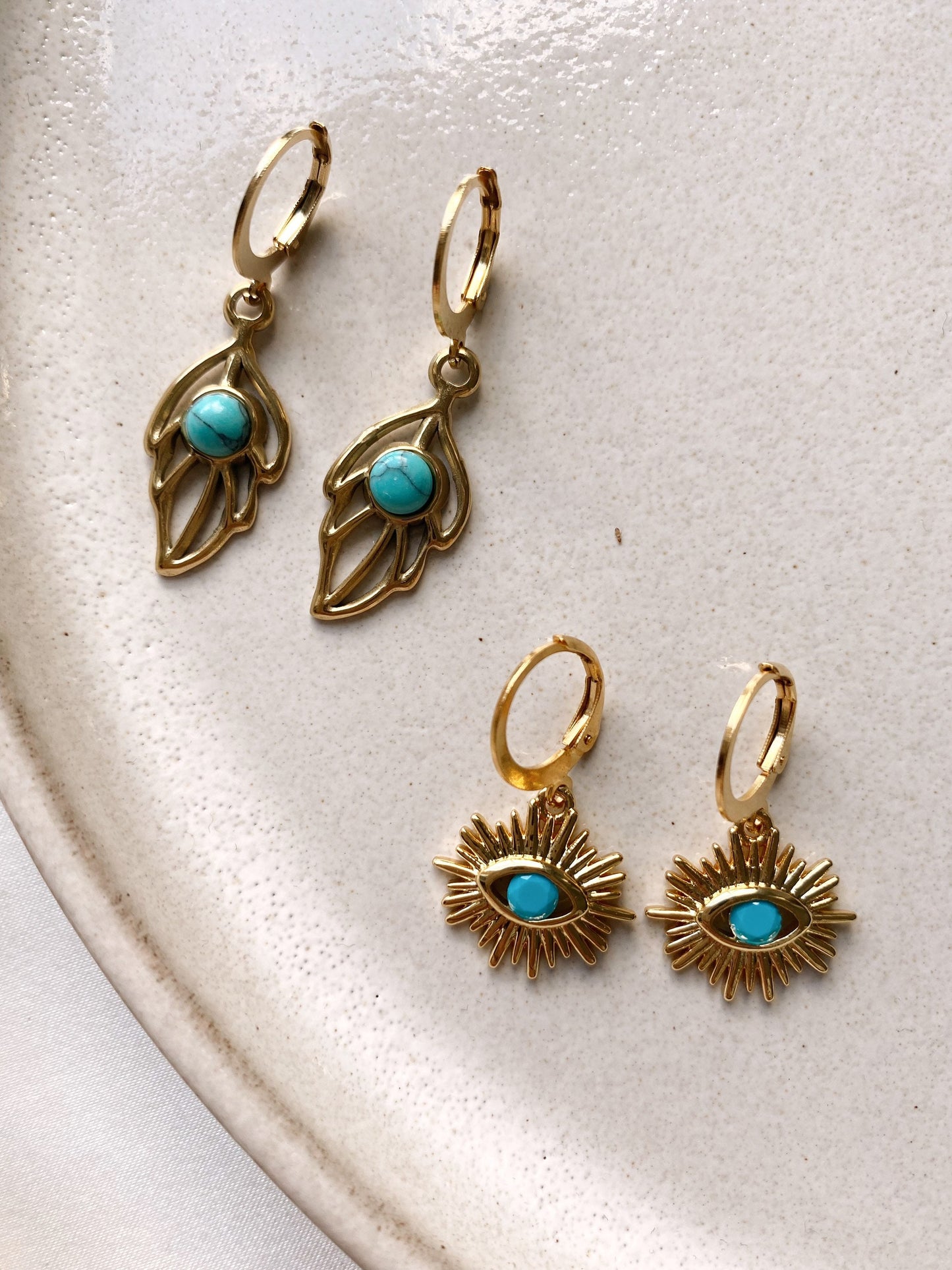 Ohrringe Türkis Auge oder Feder – Goldene Edelstahl Creolen mit türkisfarbenem Stein | Boho & Everyday Style