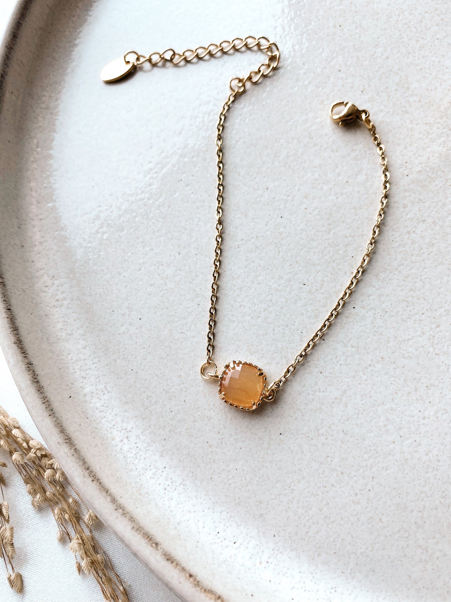 Goldenes Armband mit orangefarbenem Stein – Handgefertigtes Edelstahl Armband mit Glasstein | Boho Schmuck für Braut & Alltag