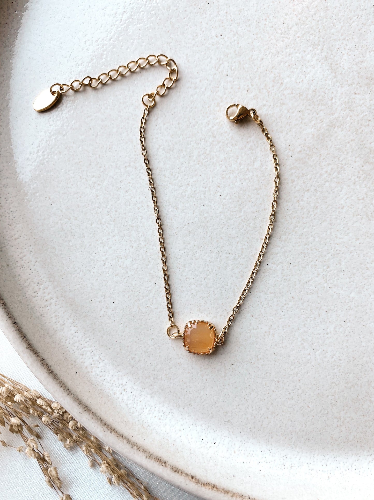 Goldenes Armband mit orangefarbenem Stein – Handgefertigtes Edelstahl Armband mit Glasstein | Boho Schmuck für Braut & Alltag