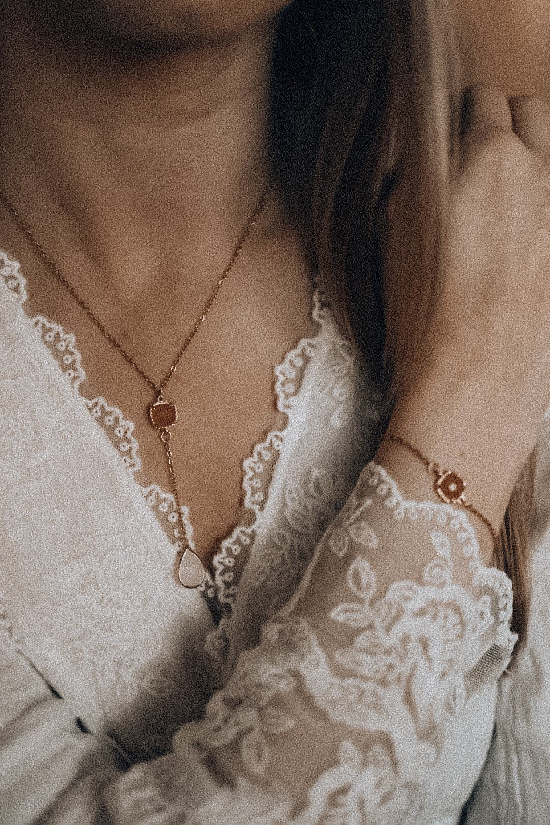 Goldenes Armband mit orangefarbenem Stein – Handgefertigtes Edelstahl Armband mit Glasstein | Boho Schmuck für Braut & Alltag