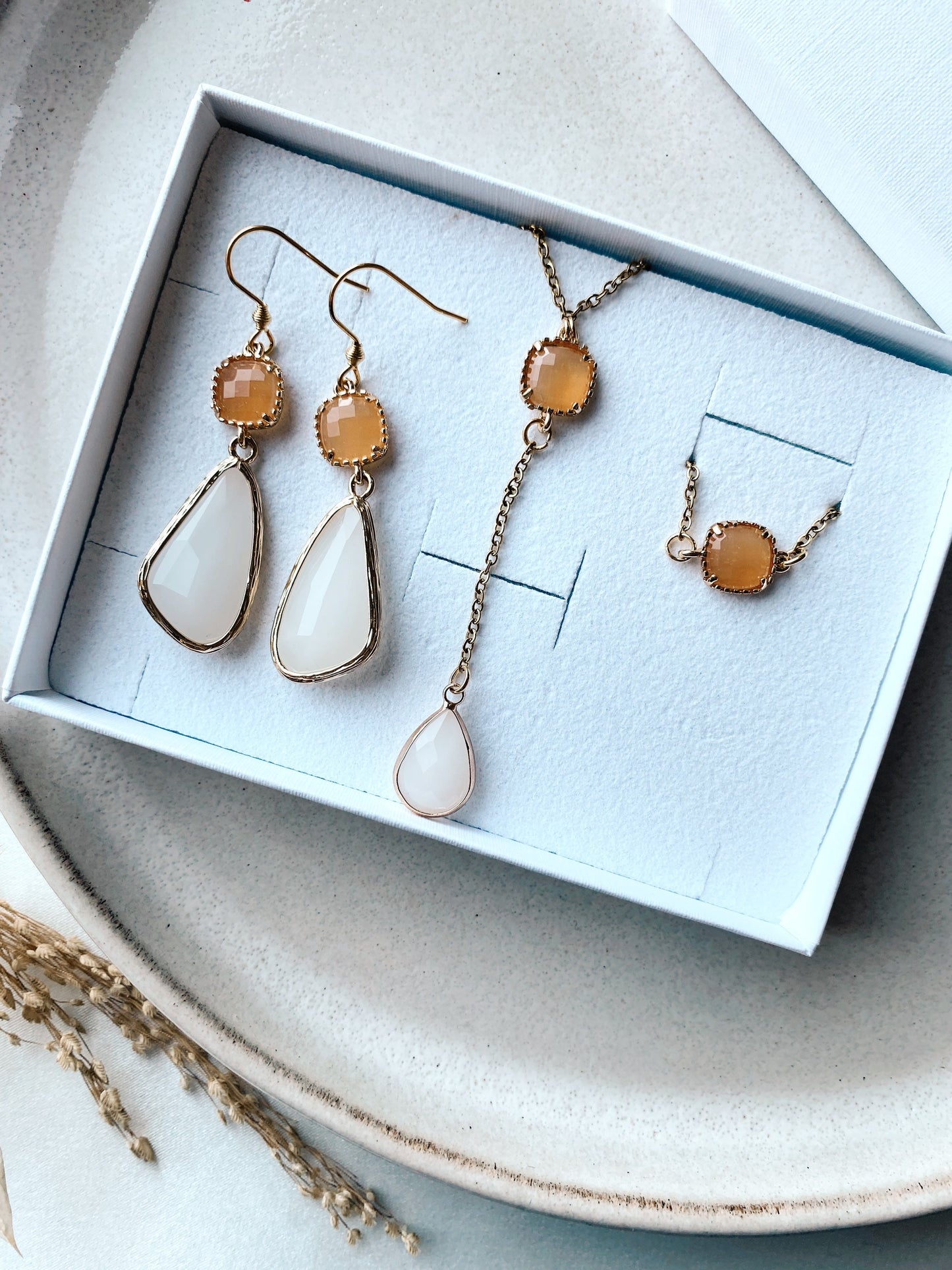 Goldenes Armband mit orangefarbenem Stein – Handgefertigtes Edelstahl Armband mit Glasstein | Boho Schmuck für Braut & Alltag