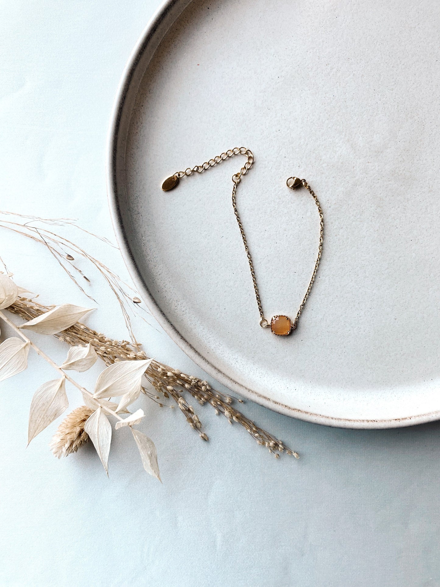 Goldenes Armband mit orangefarbenem Stein – Handgefertigtes Edelstahl Armband mit Glasstein | Boho Schmuck für Braut & Alltag