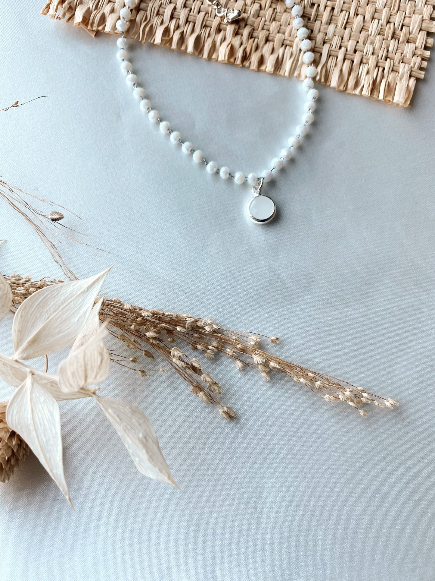 Zartes Perlenarmband in Silber mit weißem Charm – Brautschmuck aus Edelstahl & Glas | Verstellbares Armband für Hochzeit & Alltag