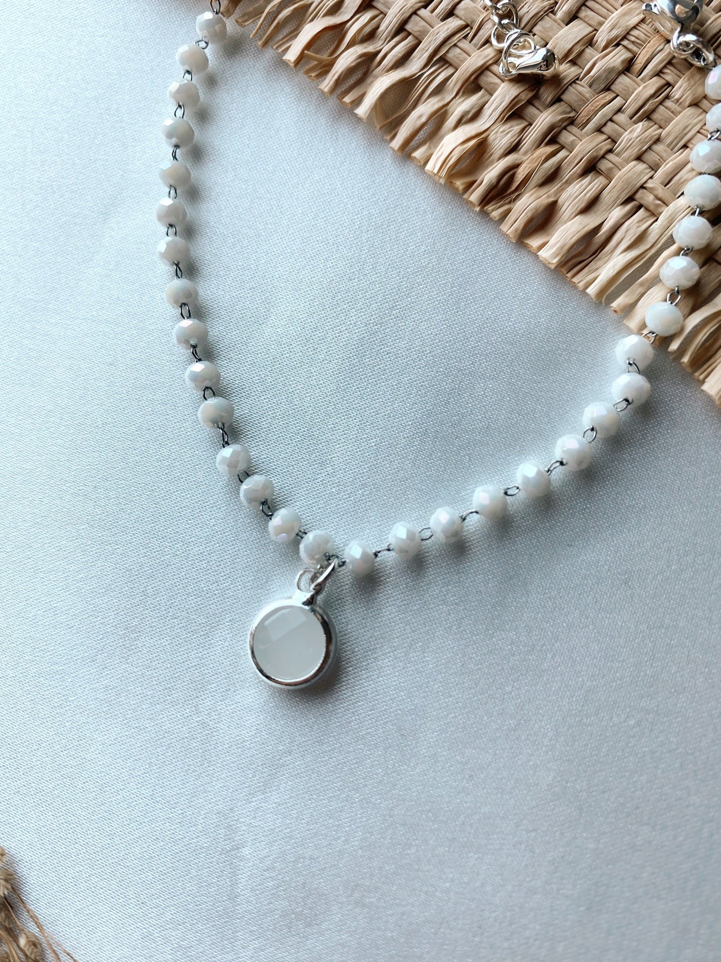 Zartes Perlenarmband in Silber mit weißem Charm – Brautschmuck aus Edelstahl & Glas | Verstellbares Armband für Hochzeit & Alltag