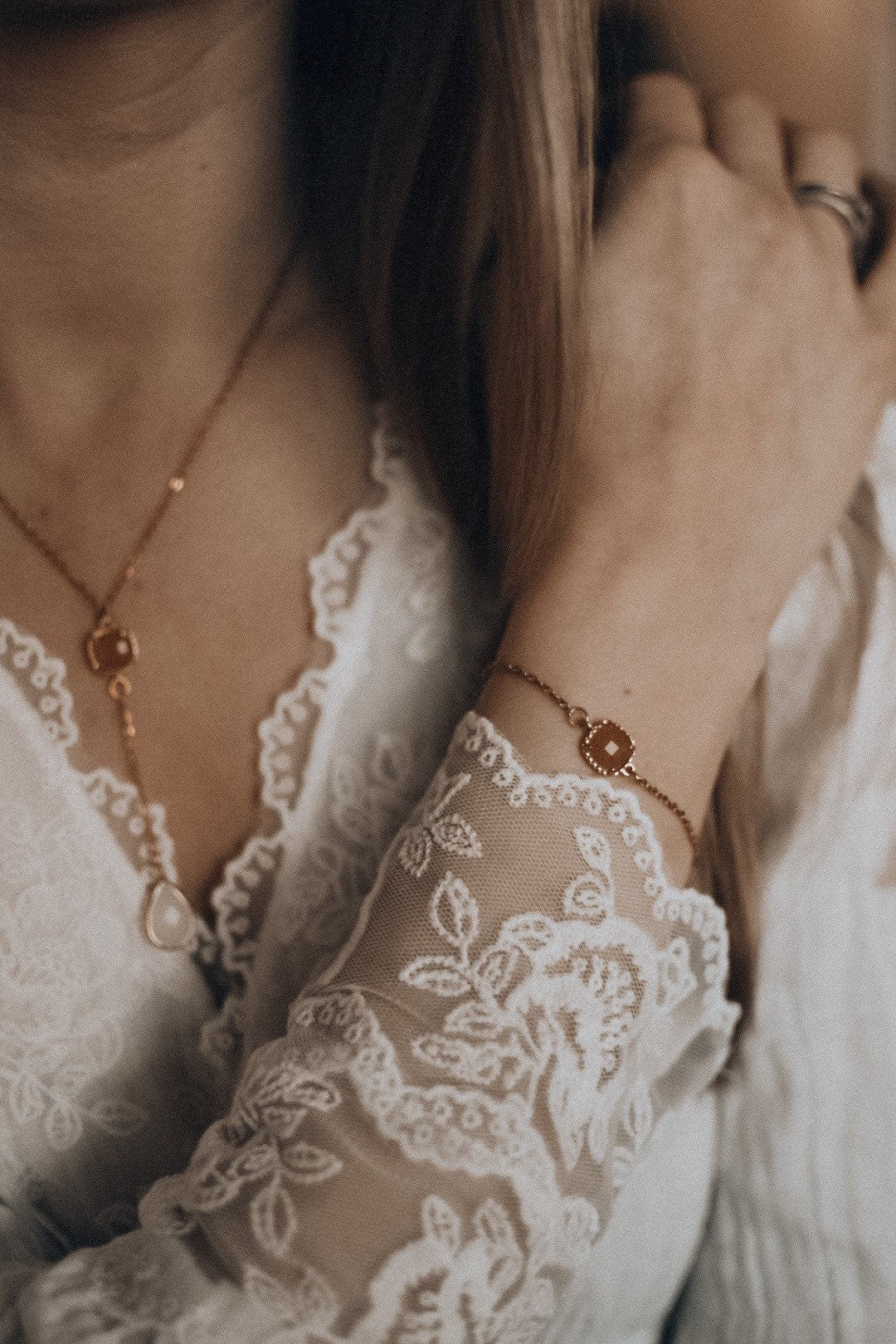 Goldenes Armband mit orangefarbenem Stein – Handgefertigtes Edelstahl Armband mit Glasstein | Boho Schmuck für Braut & Alltag