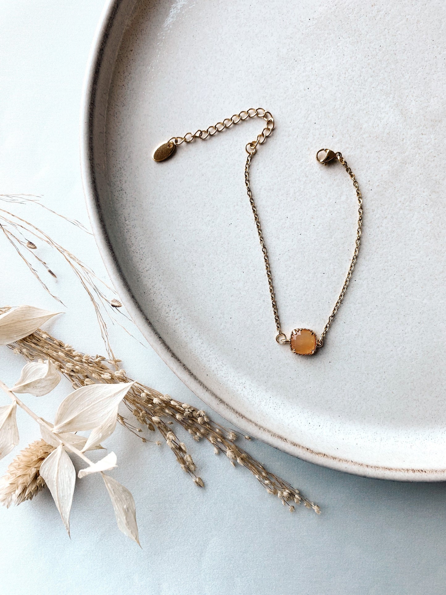 Goldenes Armband mit orangefarbenem Stein – Handgefertigtes Edelstahl Armband mit Glasstein | Boho Schmuck für Braut & Alltag