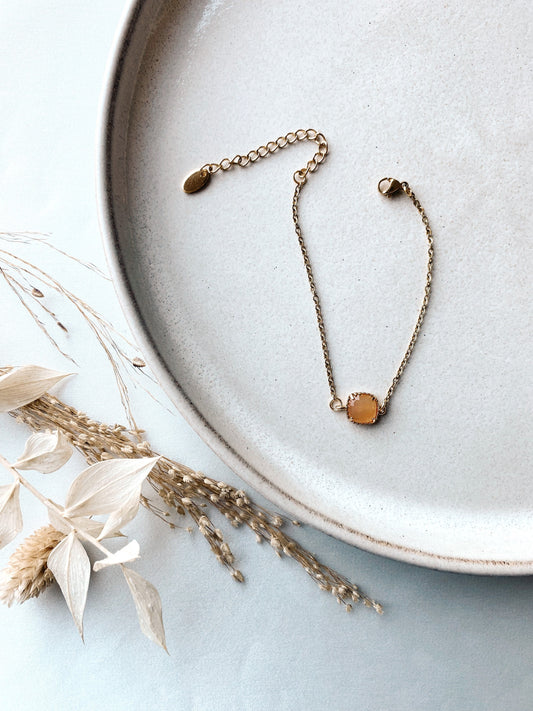 Goldenes Armband mit orangefarbenem Stein – Handgefertigtes Edelstahl Armband mit Glasstein | Boho Schmuck für Braut & Alltag