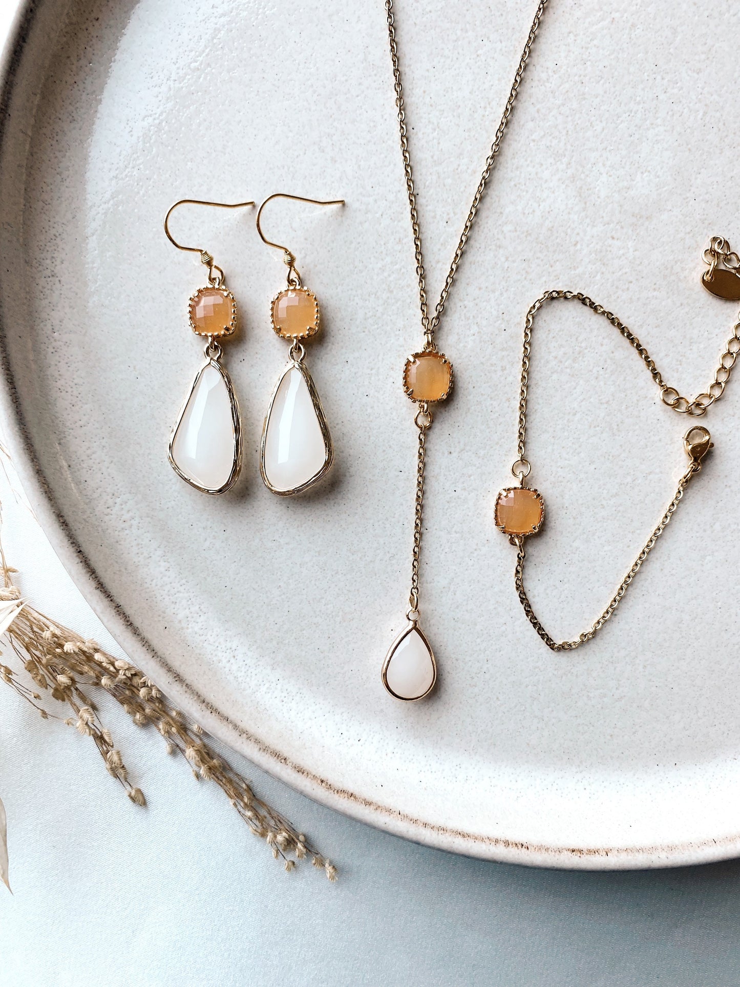 Goldenes Armband mit orangefarbenem Stein – Handgefertigtes Edelstahl Armband mit Glasstein | Boho Schmuck für Braut & Alltag