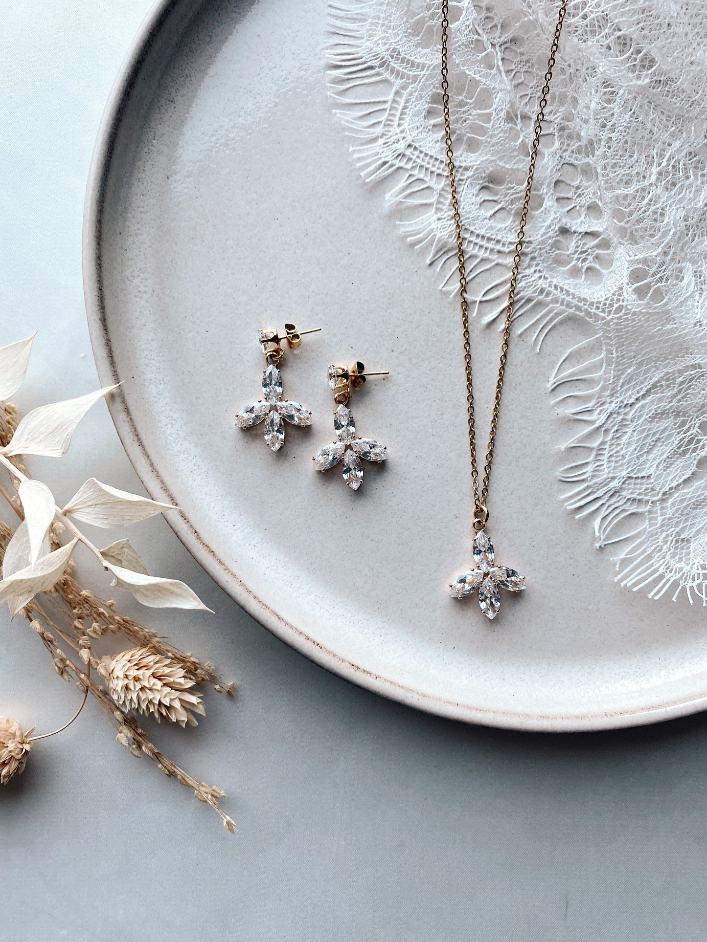 Braut Schmuckset mit funkelnden Zirkonia – Ohrringe & Kette in Gold | Hochzeitsschmuck aus Edelstahl | Geschenkidee zur Hochzeit & Weihnachten