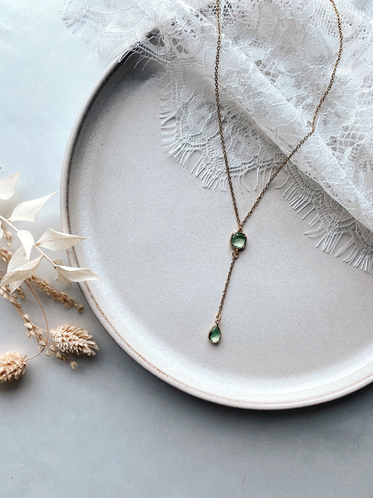Handgemachte Y-Kette Gold mit grünem Glasanhänger – Brautschmuck zur Hochzeit | Geschenkidee Weihnachten & Geburtstag | Boho Kette Damen