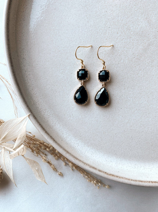 Edelstahl Ohrringe Schwarz Elegant – Handgefertigte Ohrringe mit schwarzen Glaselementen | Tropfen Design in Gold