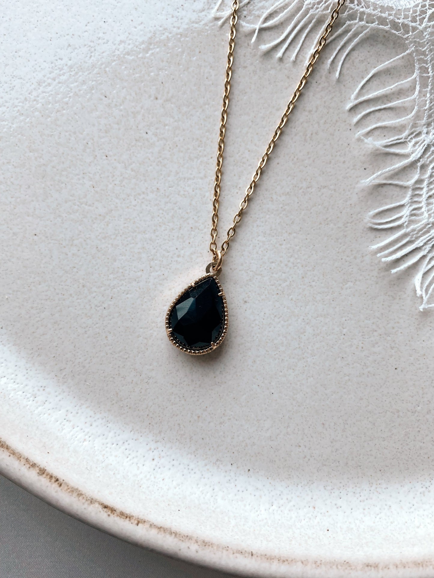 Vergoldete Kette mit schwarzem Tropfenanhänger – Edelstahl | Handgefertigt & zeitlos elegant