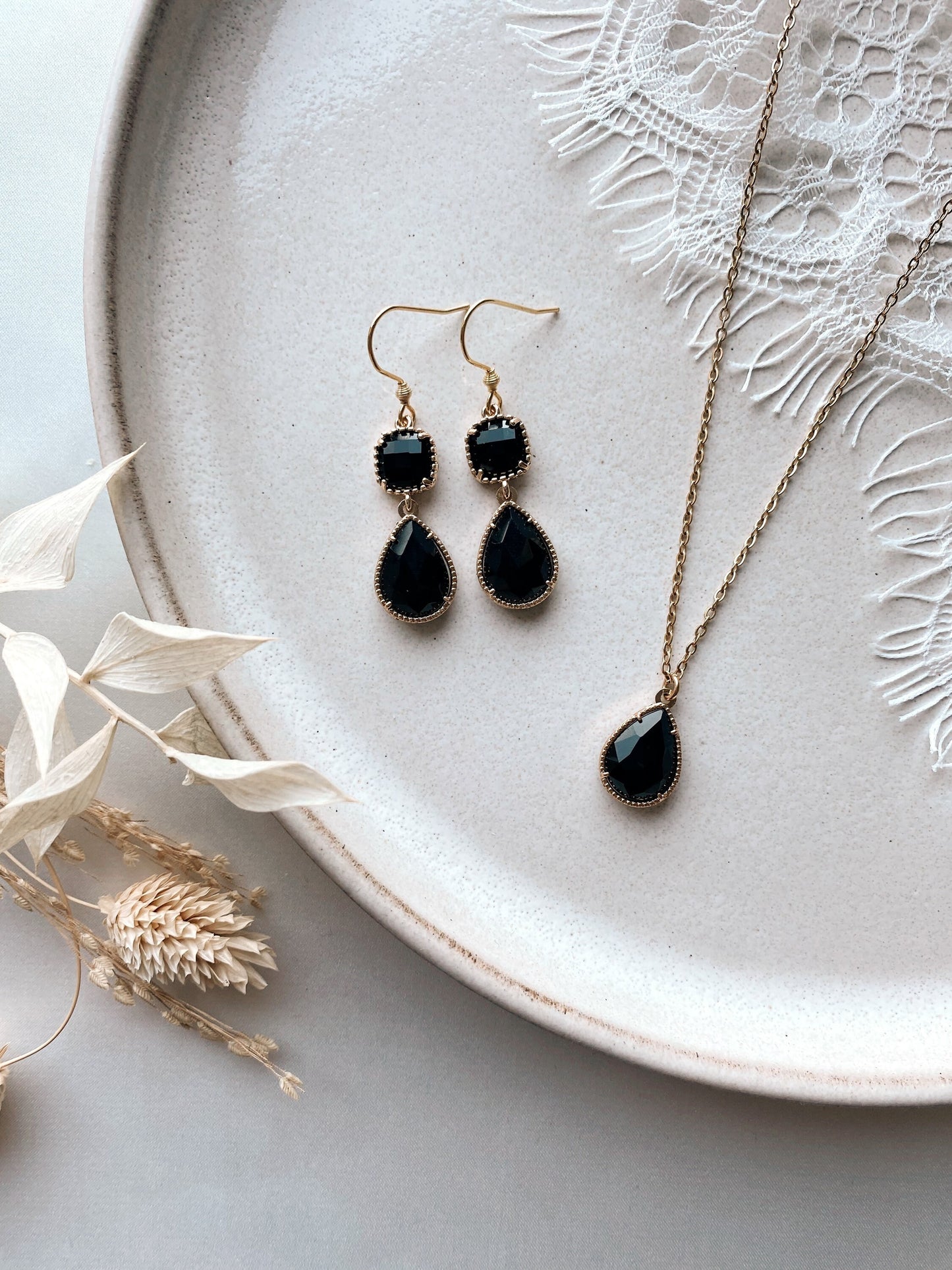 Vergoldete Kette mit schwarzem Tropfenanhänger – Edelstahl | Handgefertigt & zeitlos elegant