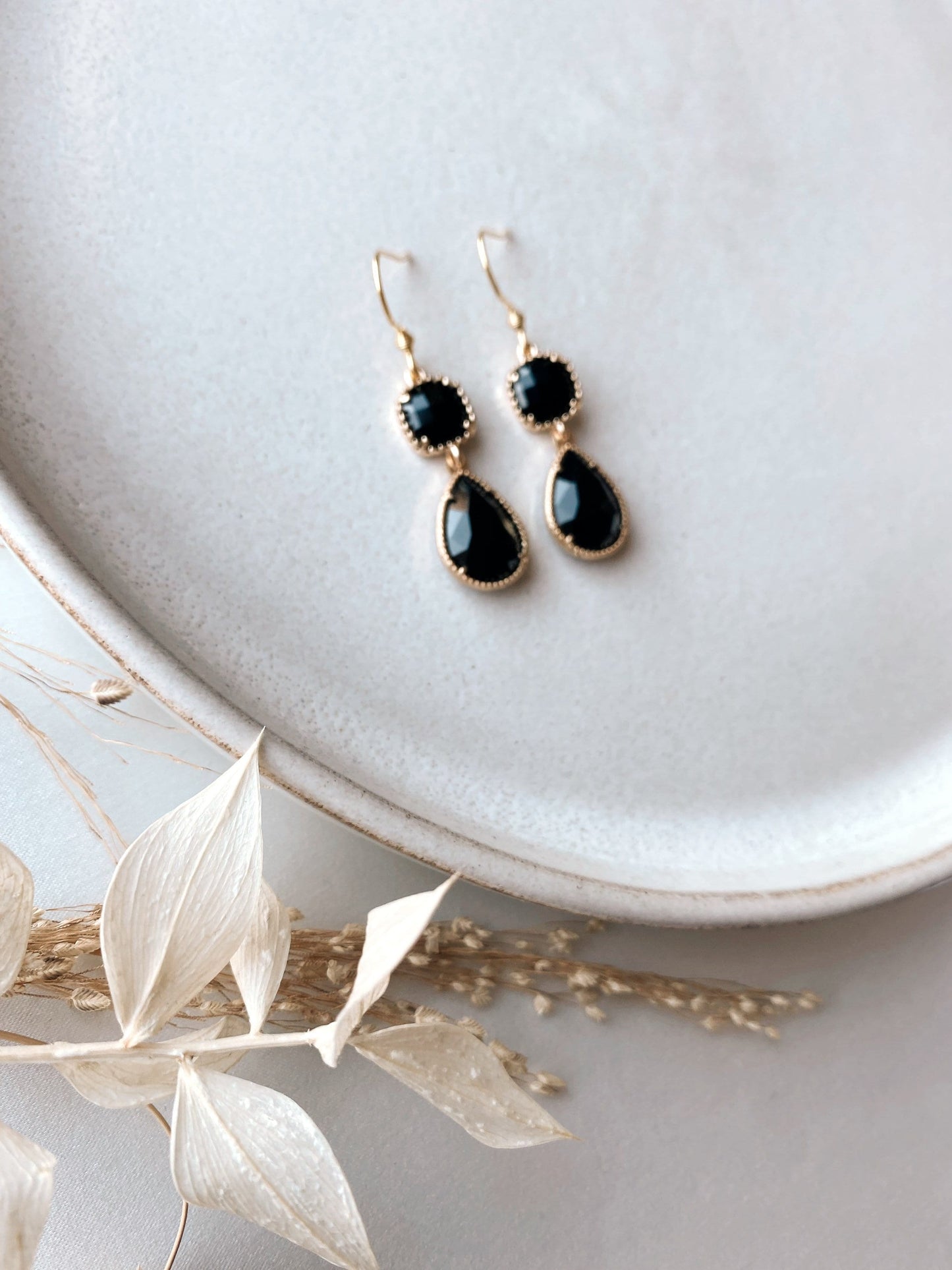 Vergoldete Kette mit schwarzem Tropfenanhänger – Edelstahl | Handgefertigt & zeitlos elegant