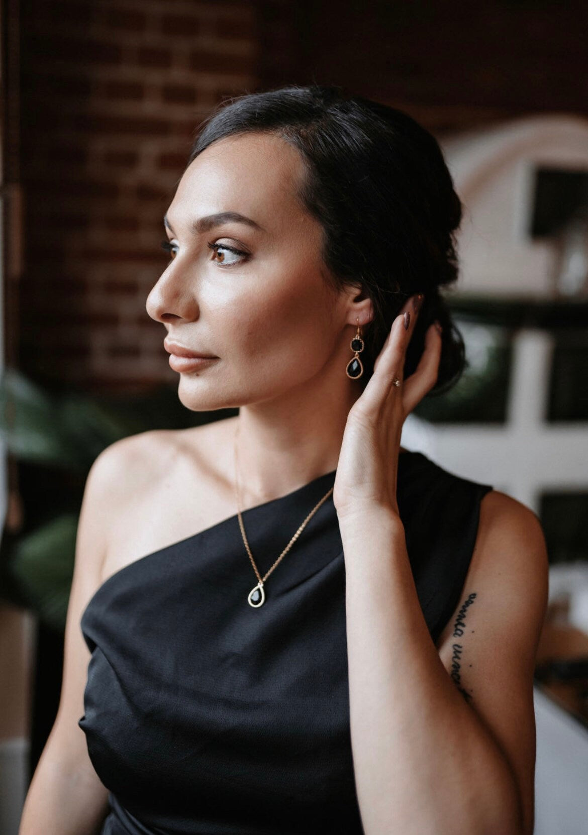 Vergoldete Kette mit schwarzem Tropfenanhänger – Edelstahl | Handgefertigt & zeitlos elegant