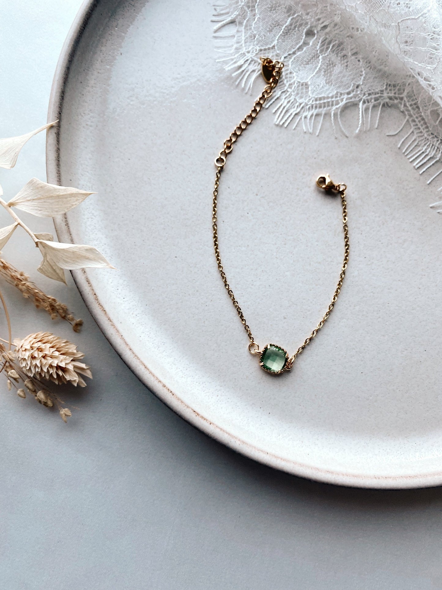 Goldenes Armband mit grünfarbenem Stein – Handgefertigtes Edelstahl Armband mit Glasstein | Zarter Schmuck für Braut & Alltag
