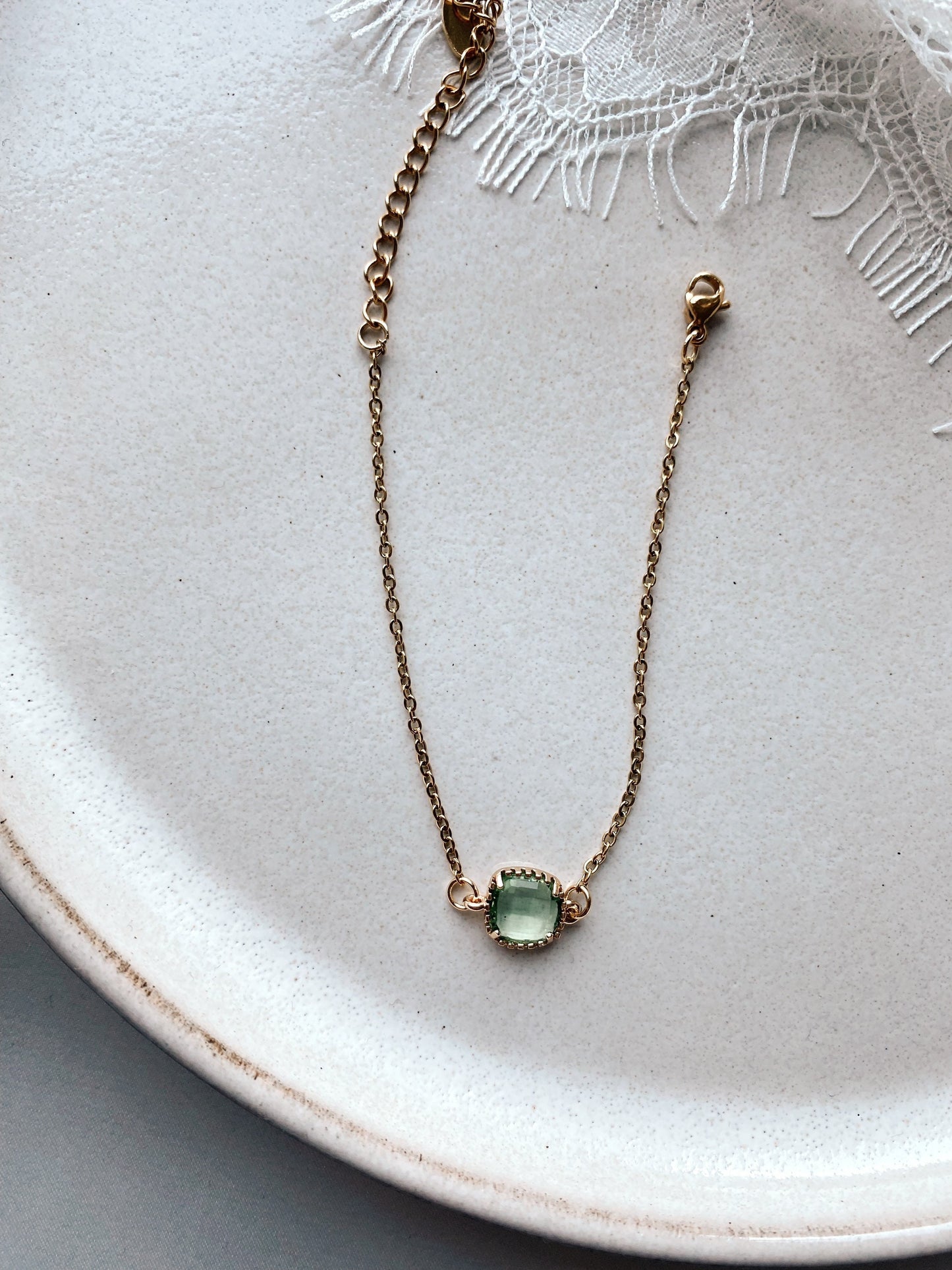 Goldenes Armband mit grünfarbenem Stein – Handgefertigtes Edelstahl Armband mit Glasstein | Zarter Schmuck für Braut & Alltag