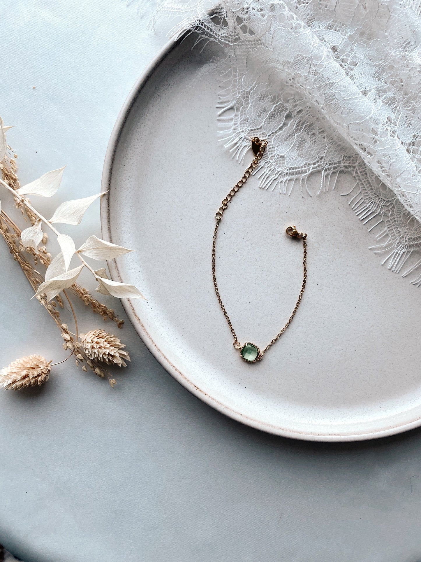 Goldenes Armband mit grünfarbenem Stein – Handgefertigtes Edelstahl Armband mit Glasstein | Zarter Schmuck für Braut & Alltag