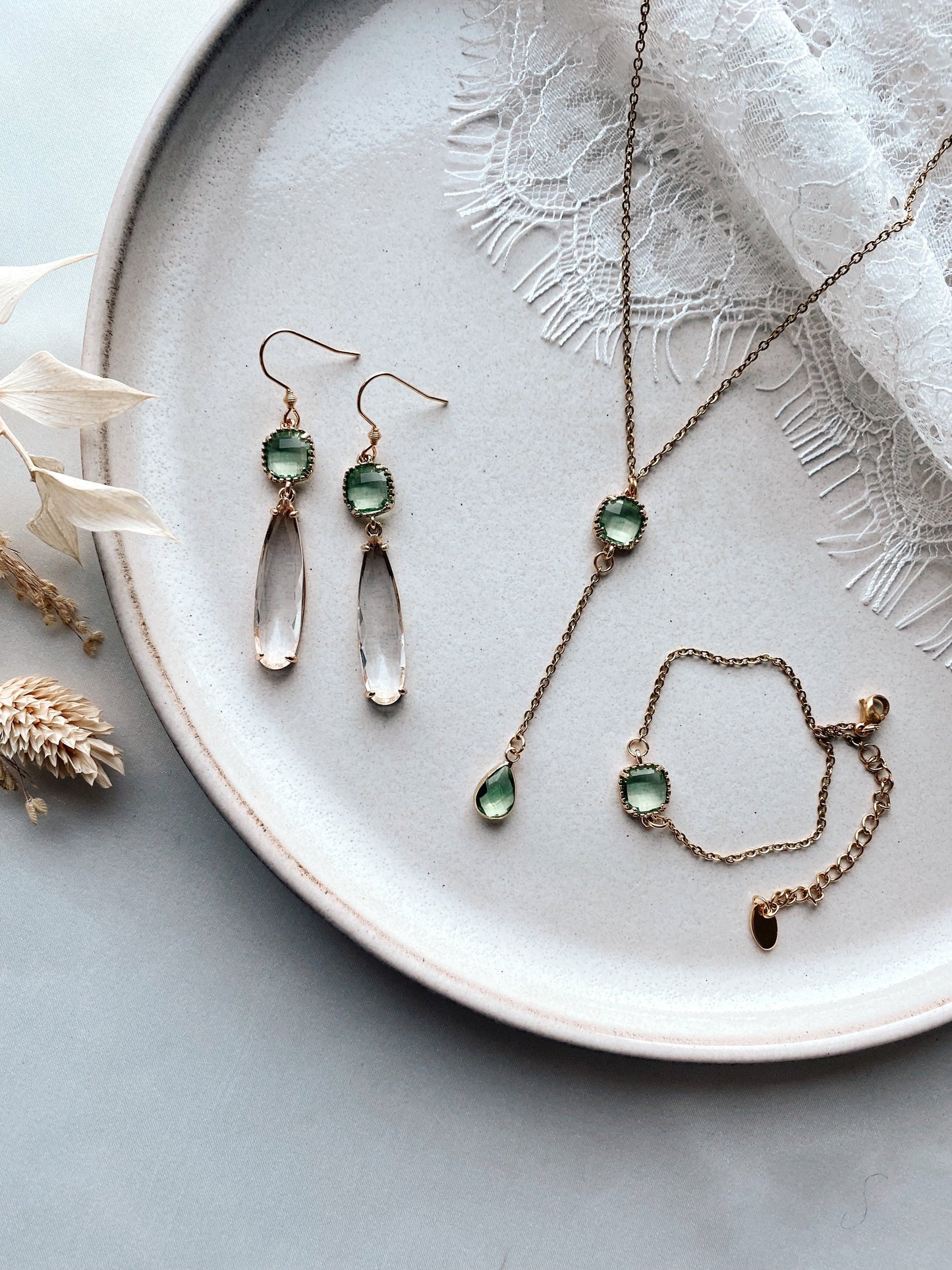 Goldenes Armband mit grünfarbenem Stein – Handgefertigtes Edelstahl Armband mit Glasstein | Zarter Schmuck für Braut & Alltag