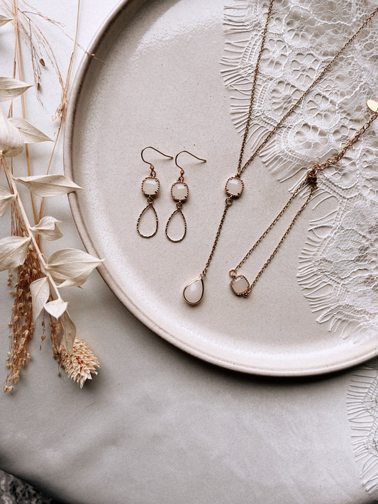 Goldenes Brautschmuckset mit cremefarbenen Steinen – Kette, Armband & Ohrringe aus Edelstahl | Eleganter Hochzeitsschmuck