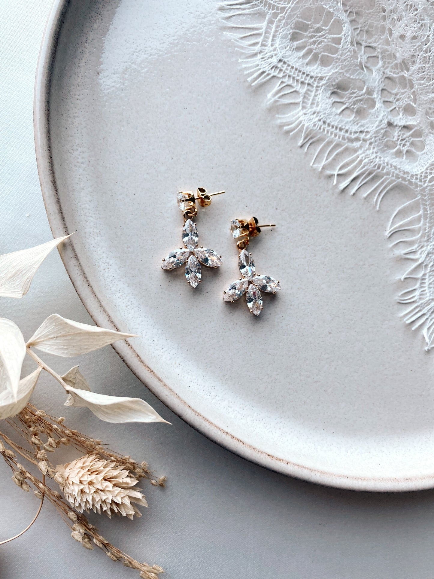 Braut Schmuckset Gold mit Glitzer – Handgefertigtes Schmuckset aus Edelstahl mit Zirkoniablüten | Eleganter Brautschmuck für Hochzeit & Feste