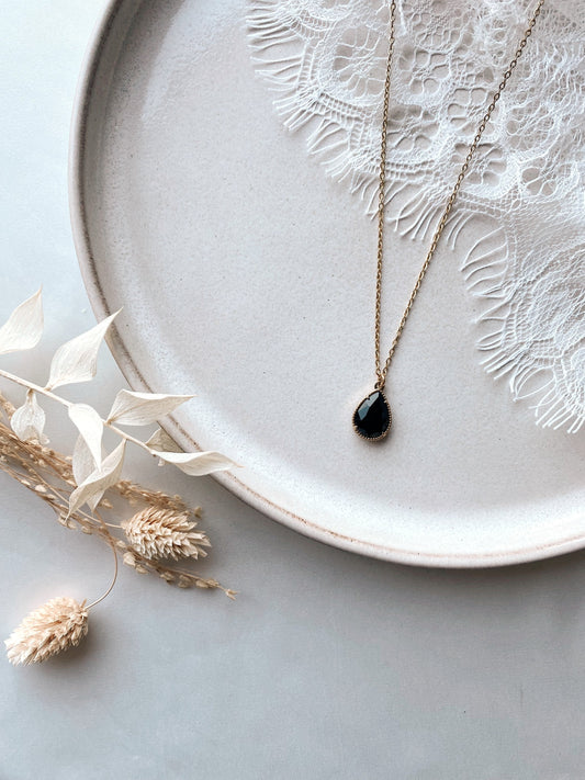 Vergoldete Kette mit schwarzem Tropfenanhänger – Edelstahl | Handgefertigt & zeitlos elegant