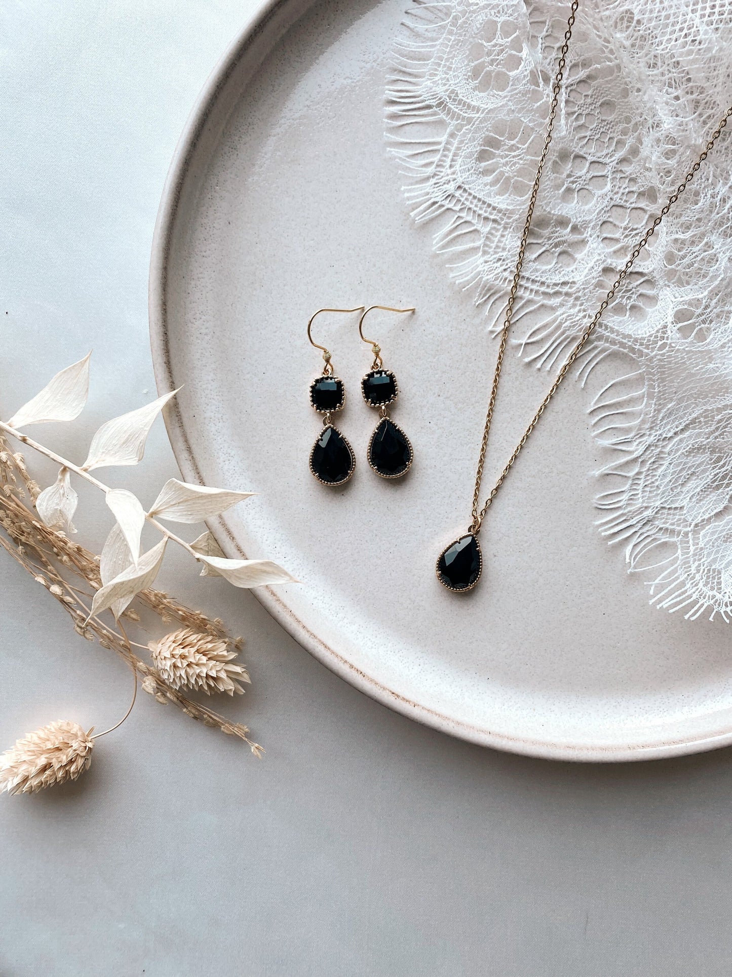 Vergoldete Kette mit schwarzem Tropfenanhänger – Edelstahl | Handgefertigt & zeitlos elegant