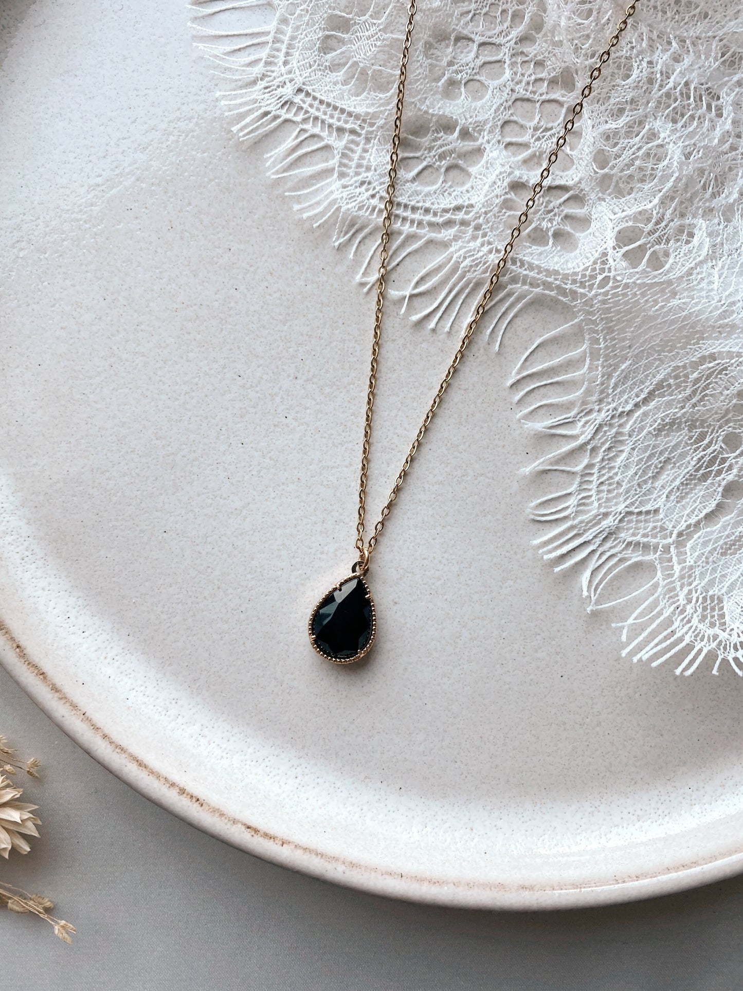 Vergoldete Kette mit schwarzem Tropfenanhänger – Edelstahl | Handgefertigt & zeitlos elegant