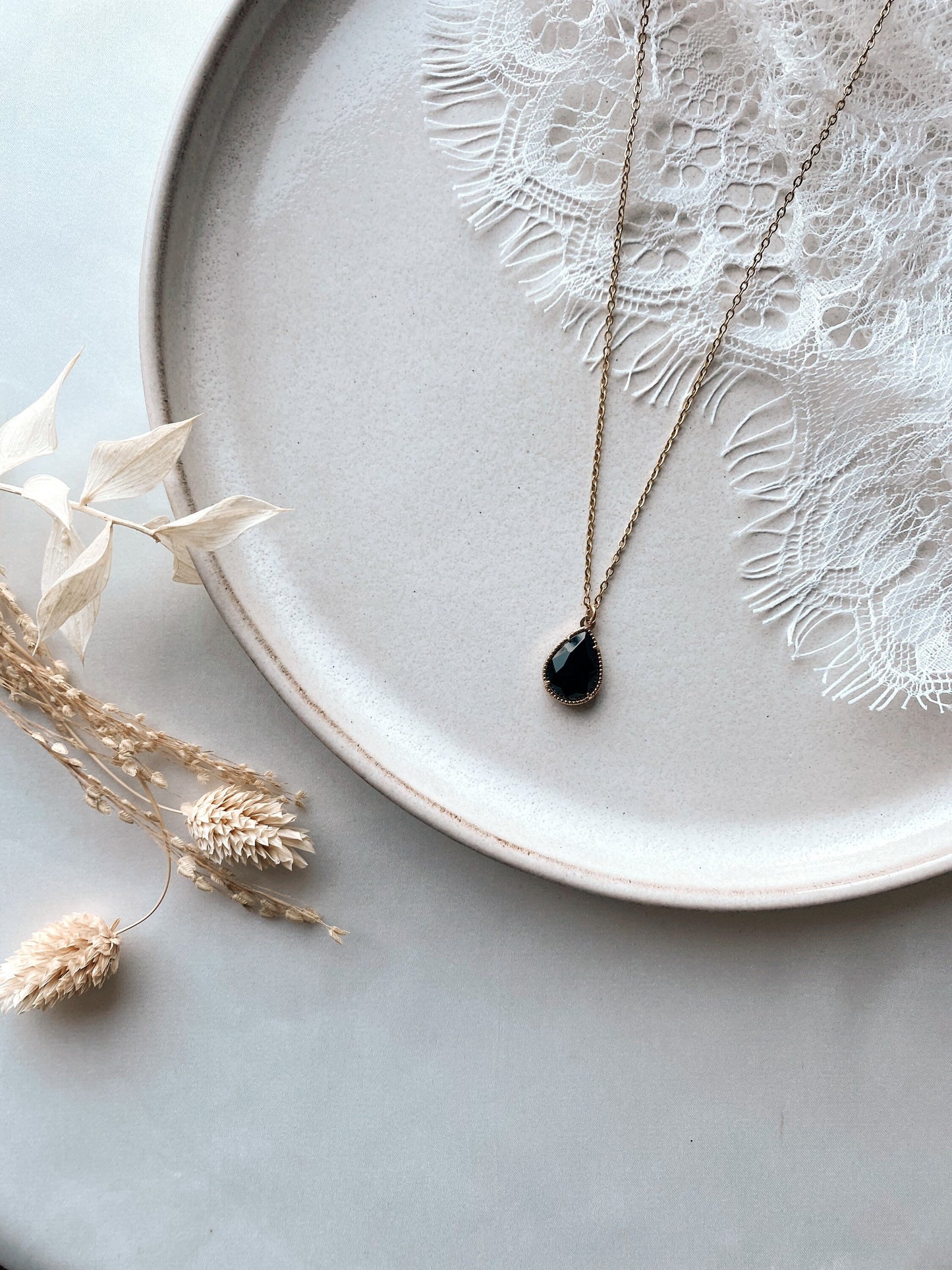 Vergoldete Kette mit schwarzem Tropfenanhänger – Edelstahl | Handgefertigt & zeitlos elegant