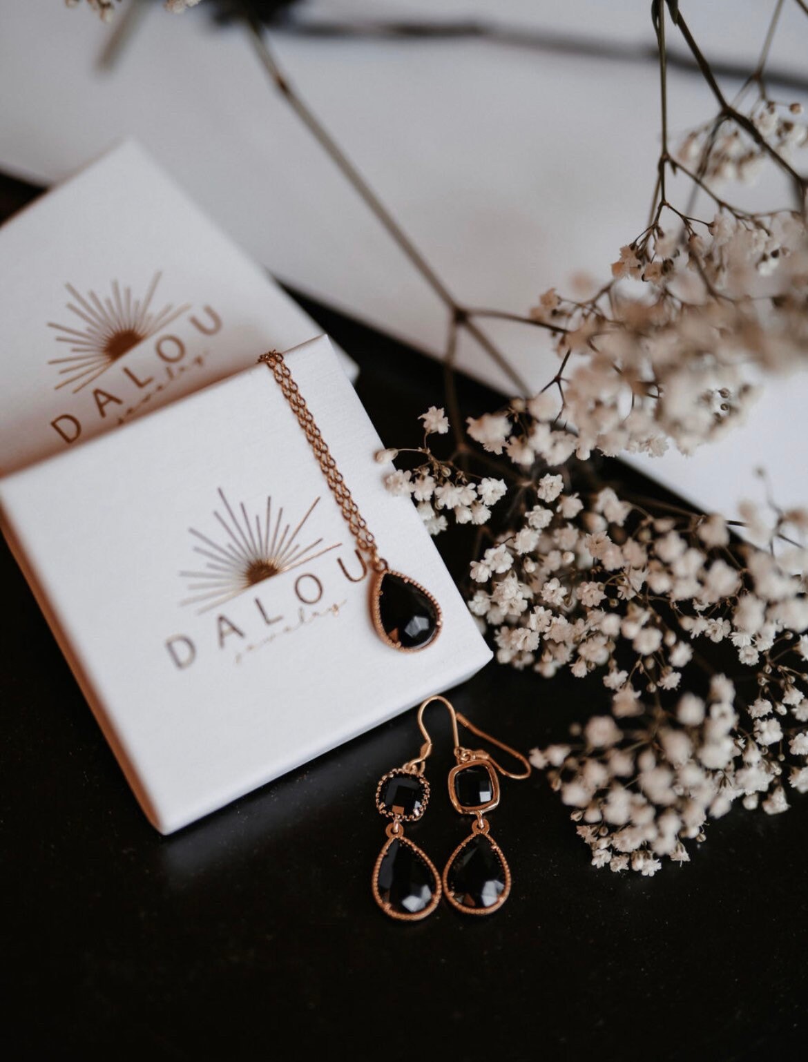 Vergoldete Kette mit schwarzem Tropfenanhänger – Edelstahl | Handgefertigt & zeitlos elegant