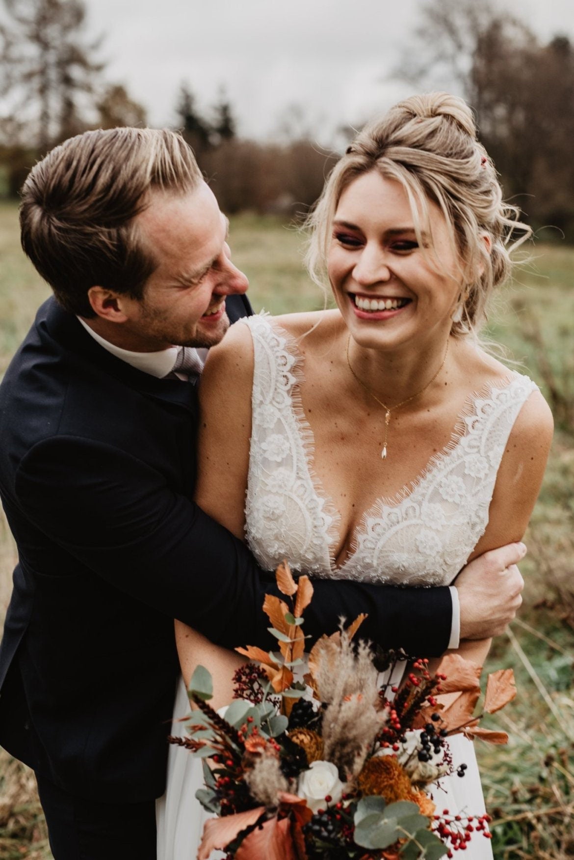 Goldenes Armband mit orangefarbenem Stein – Handgefertigtes Edelstahl Armband mit Glasstein | Boho Schmuck für Braut & Alltag