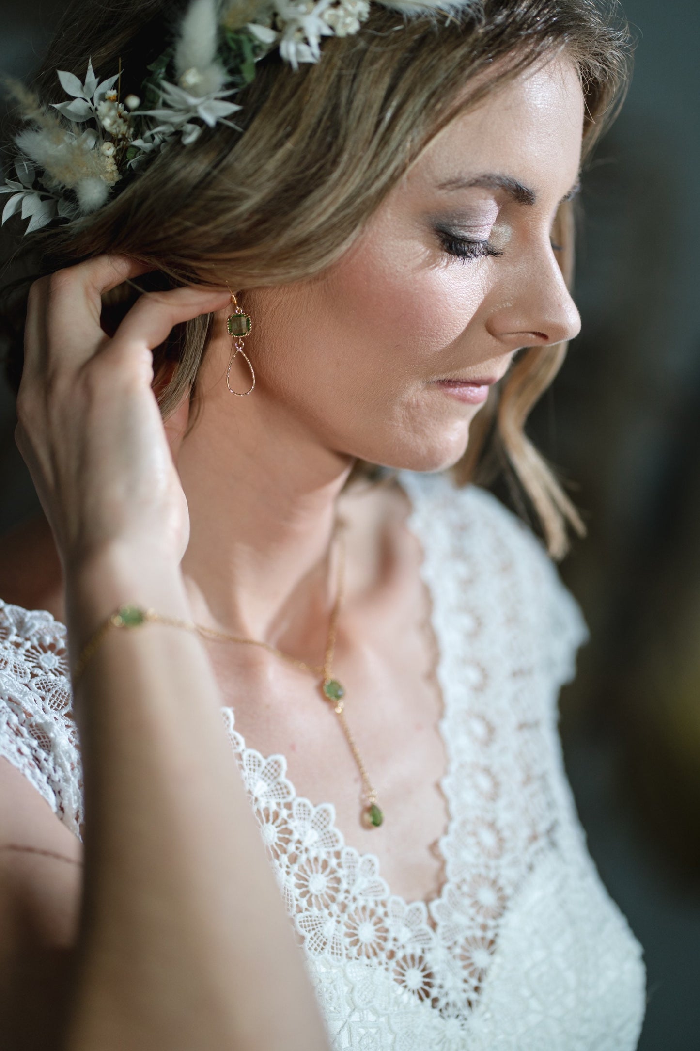 Goldenes Armband mit grünfarbenem Stein – Handgefertigtes Edelstahl Armband mit Glasstein | Zarter Schmuck für Braut & Alltag