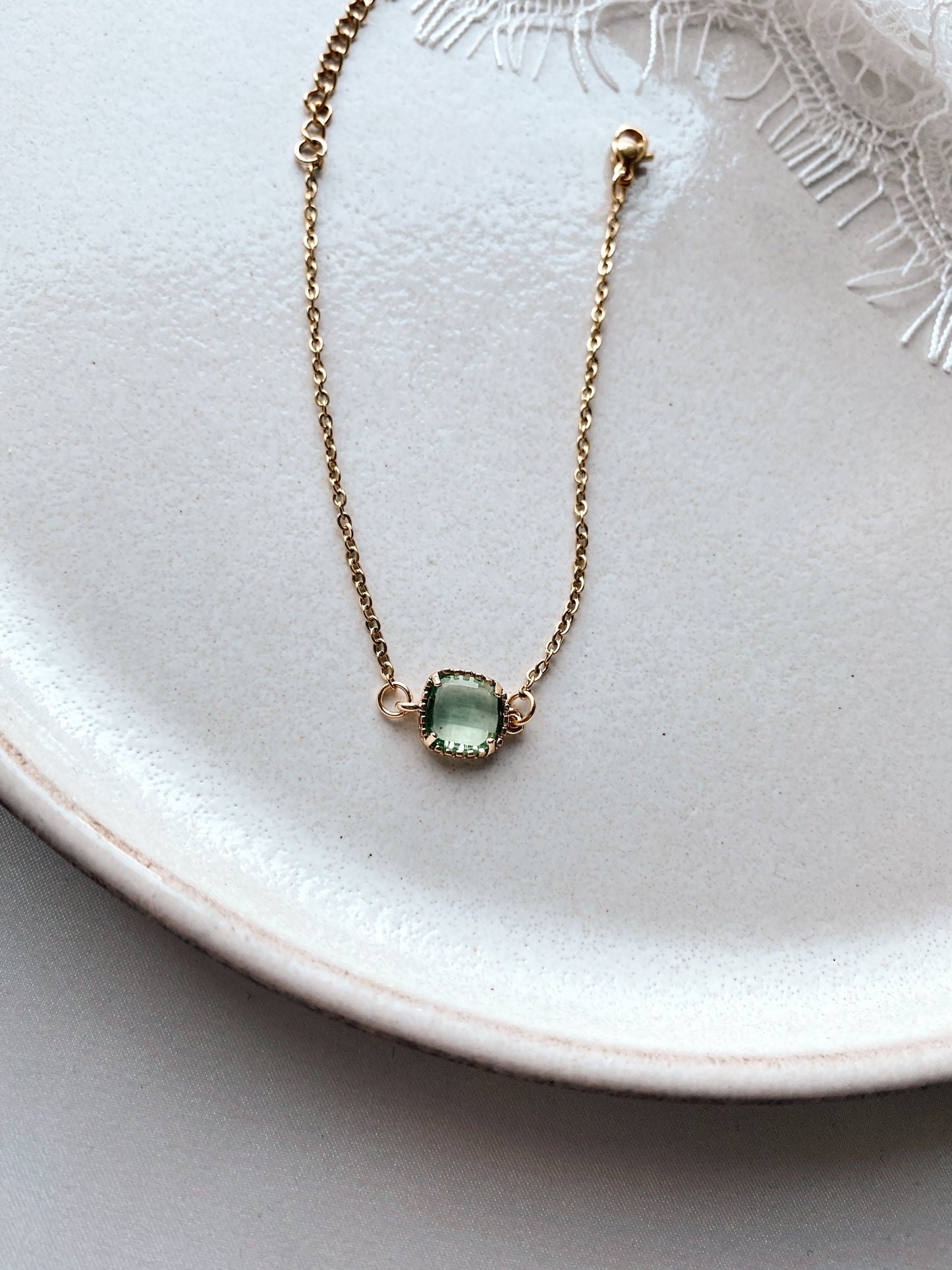 Goldenes Armband mit grünfarbenem Stein – Handgefertigtes Edelstahl Armband mit Glasstein | Zarter Schmuck für Braut & Alltag