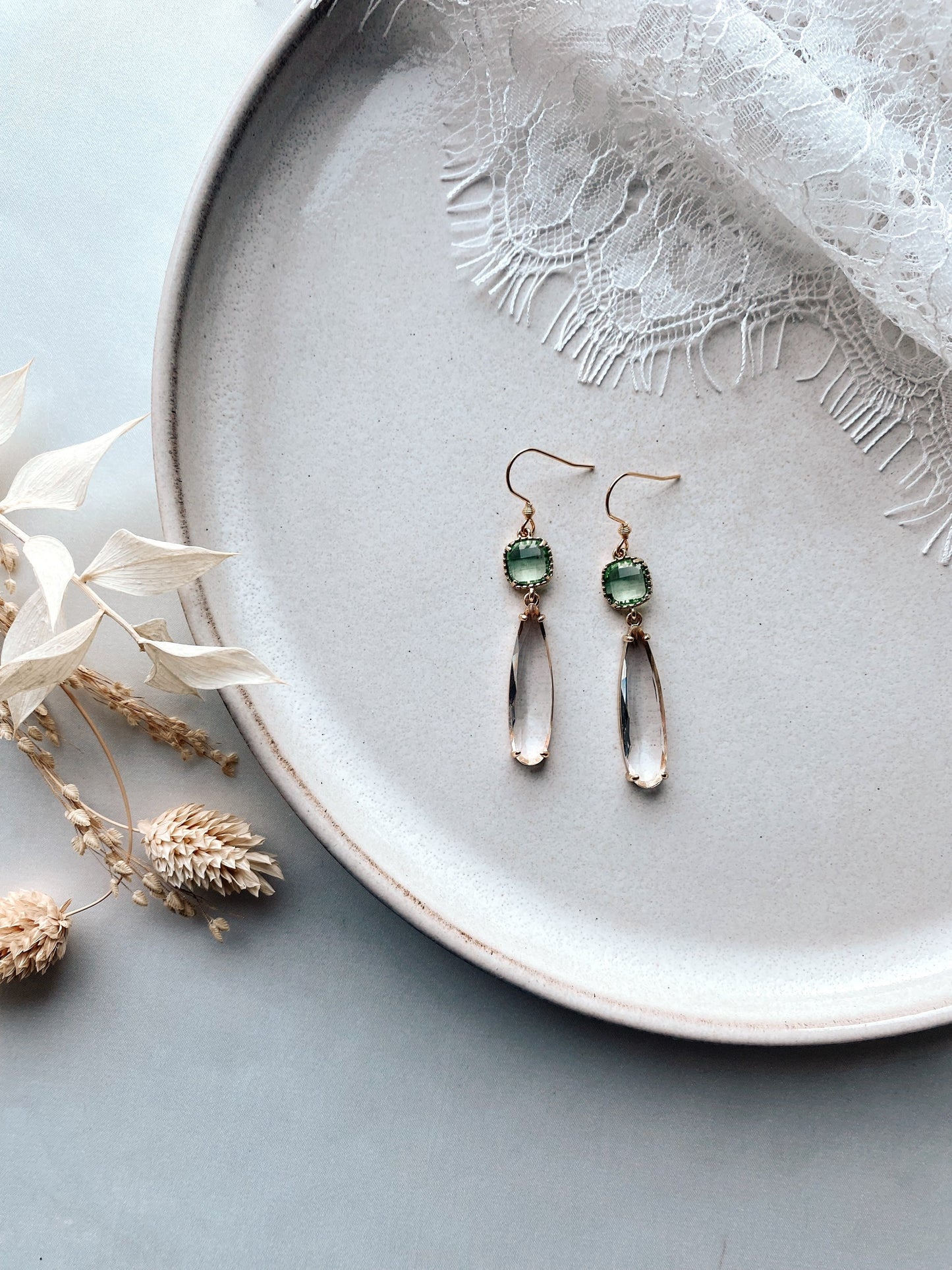 Goldenes Armband mit grünfarbenem Stein – Handgefertigtes Edelstahl Armband mit Glasstein | Zarter Schmuck für Braut & Alltag