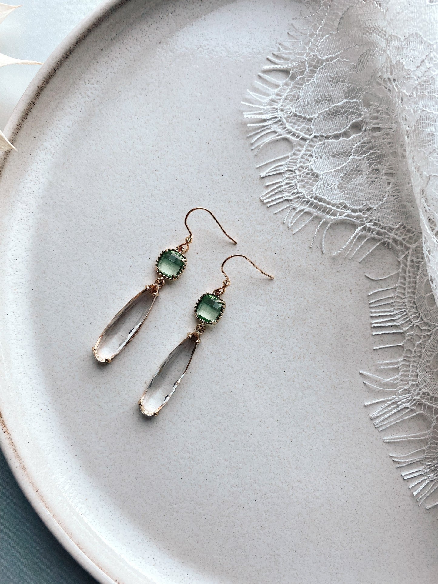 Goldenes Armband mit grünfarbenem Stein – Handgefertigtes Edelstahl Armband mit Glasstein | Zarter Schmuck für Braut & Alltag