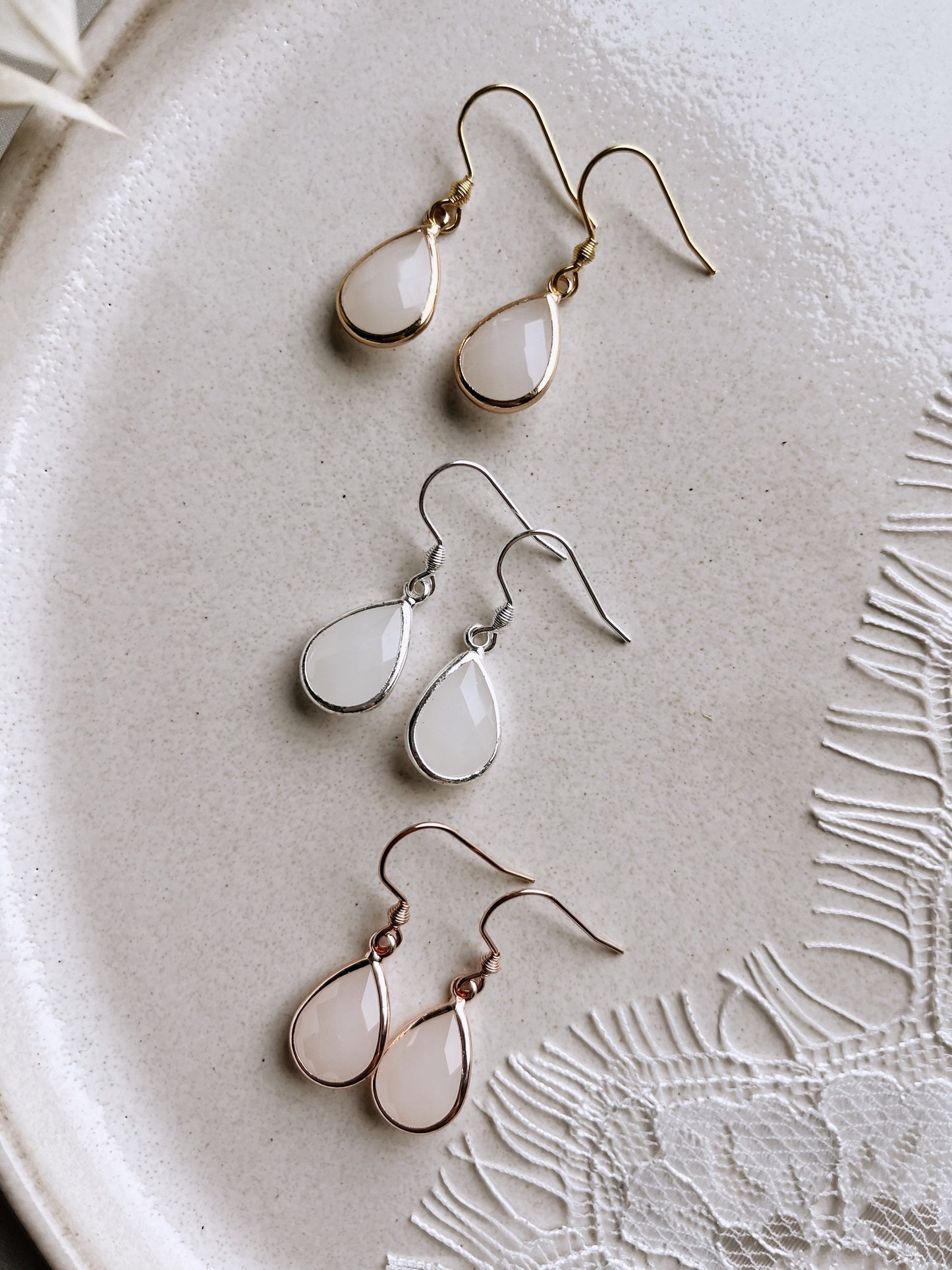 Kleine Tropfenohrringe Geschenk Trauzeugin – Handgefertigte Ohrringe aus Edelstahl mit Glastropfen | In Gold, Silber oder Roségold