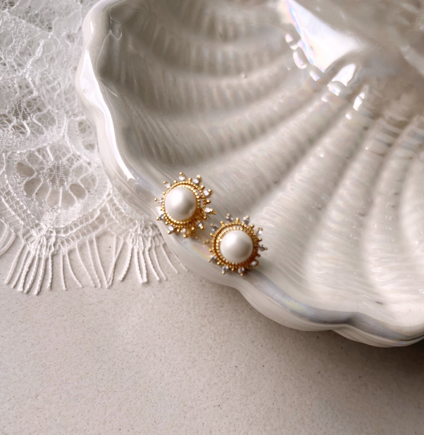 Braut Perlenohrstecker mit Glitzerdetails – Handgefertigte Ohrstecker aus Edelstahl | Zarte Ohrringe für die Braut, die es dezent mag
