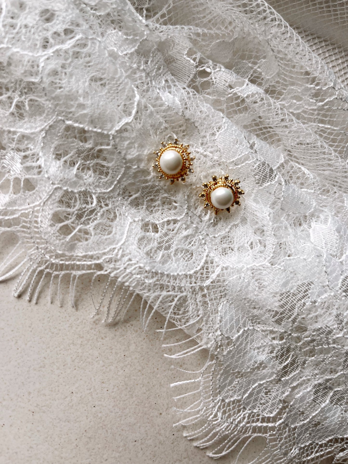 Braut Perlenohrstecker mit Glitzerdetails – Handgefertigte Ohrstecker aus Edelstahl | Zarte Ohrringe für die Braut, die es dezent mag
