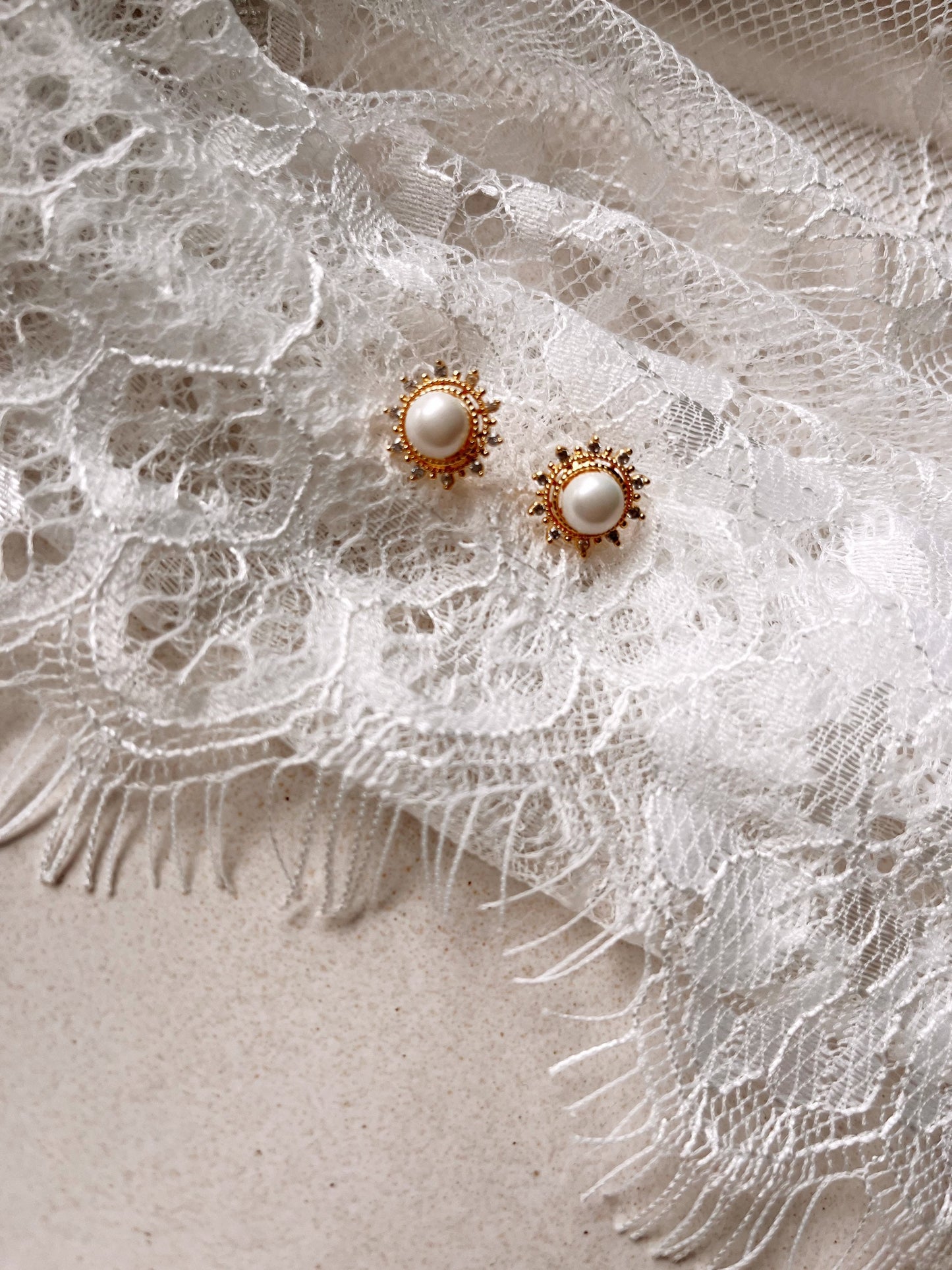 Braut Perlenohrstecker mit Glitzerdetails – Handgefertigte Ohrstecker aus Edelstahl | Zarte Ohrringe für die Braut, die es dezent mag