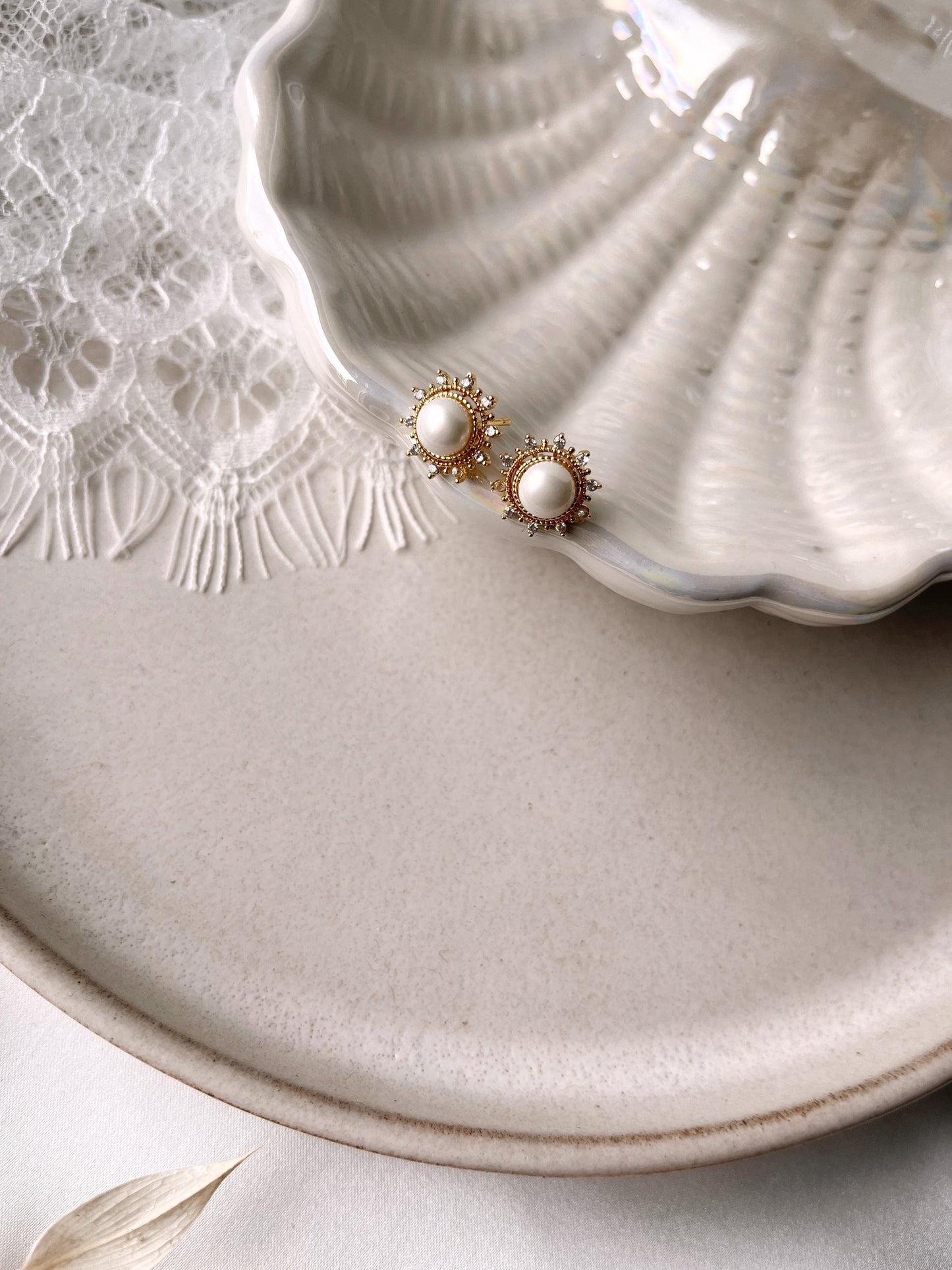 Braut Perlenohrstecker mit Glitzerdetails – Handgefertigte Ohrstecker aus Edelstahl | Zarte Ohrringe für die Braut, die es dezent mag