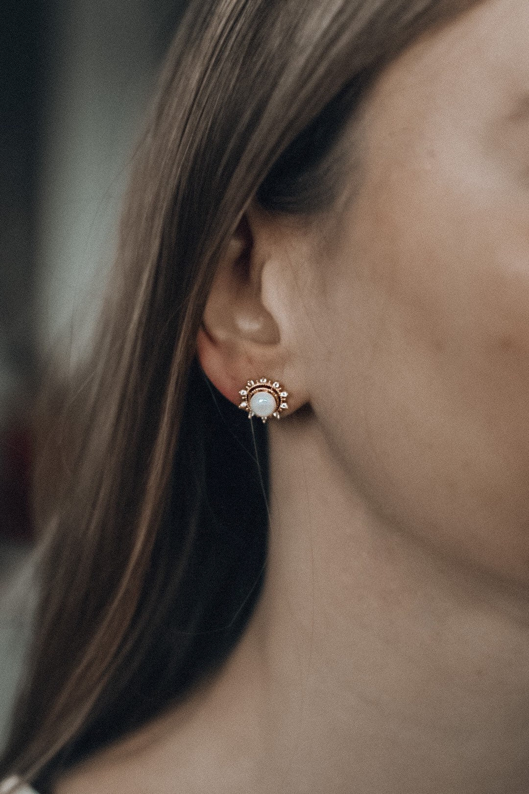 Braut Perlenohrstecker mit Glitzerdetails – Handgefertigte Ohrstecker aus Edelstahl | Zarte Ohrringe für die Braut, die es dezent mag