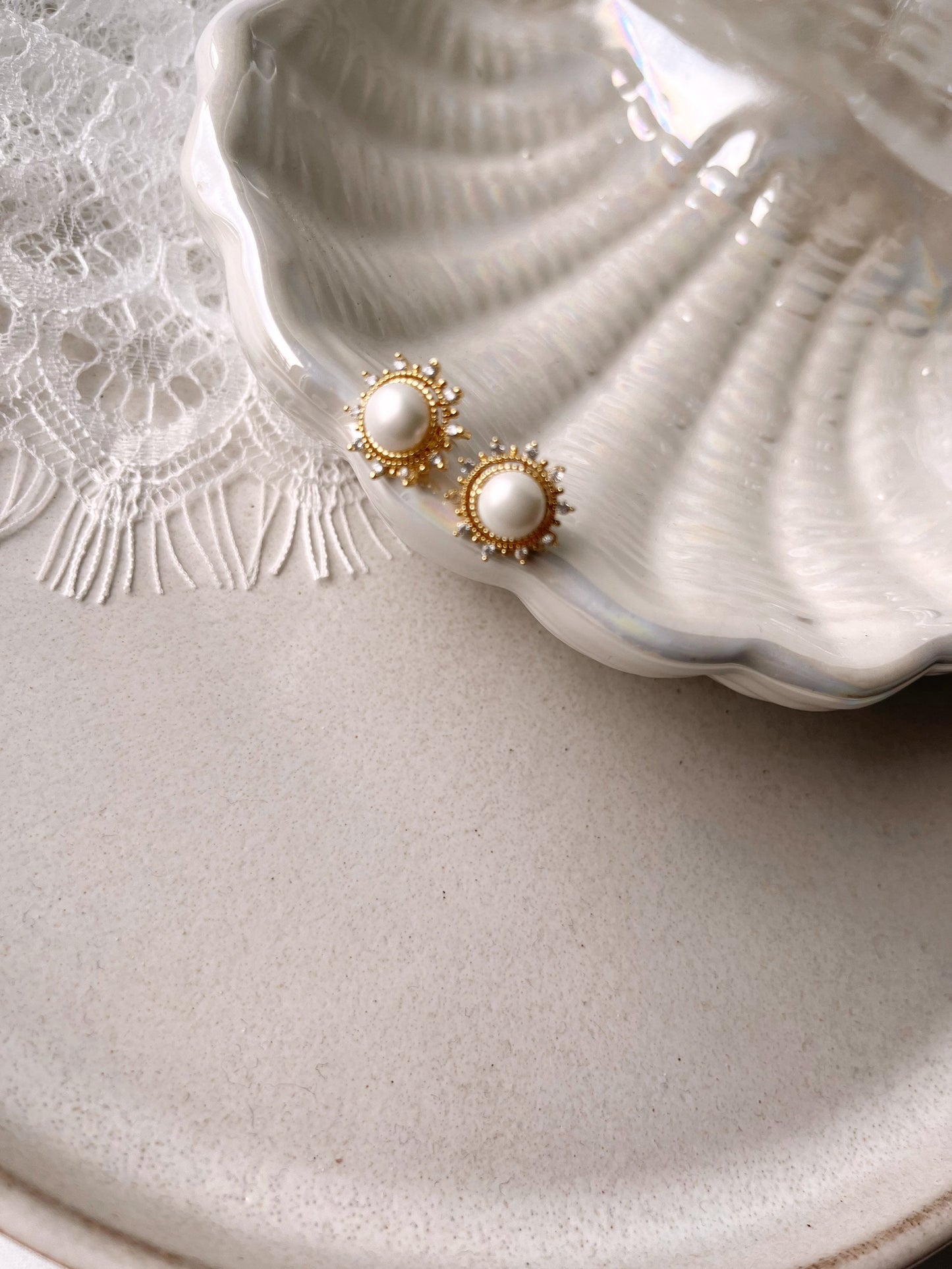Braut Perlenohrstecker mit Glitzerdetails – Handgefertigte Ohrstecker aus Edelstahl | Zarte Ohrringe für die Braut, die es dezent mag