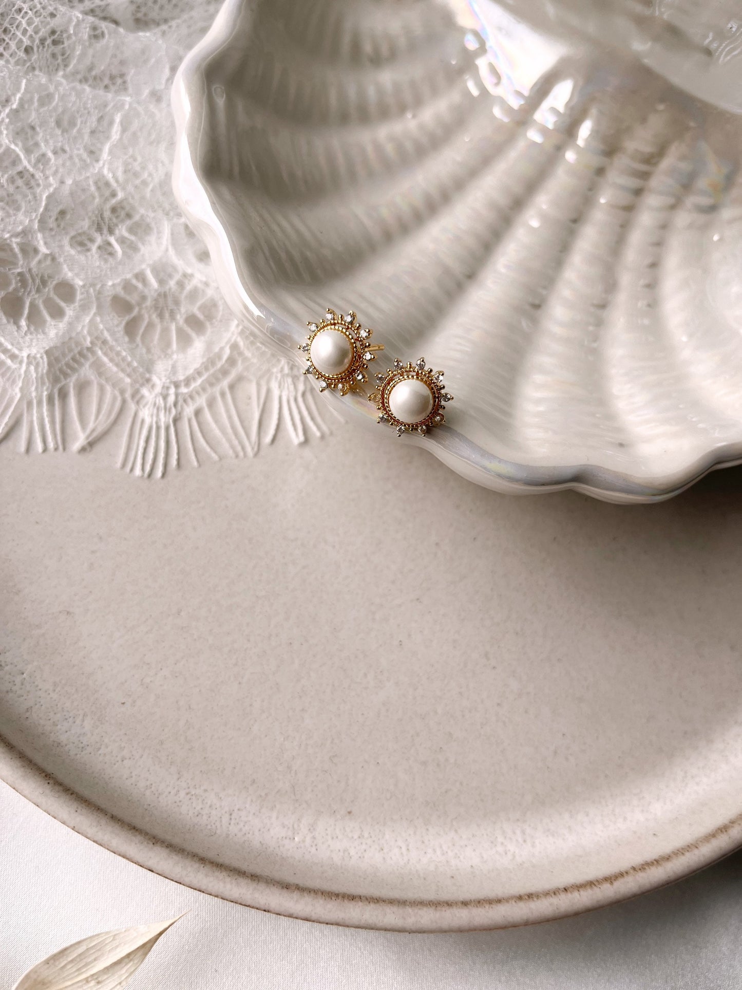 Braut Perlenohrstecker mit Glitzerdetails – Handgefertigte Ohrstecker aus Edelstahl | Zarte Ohrringe für die Braut, die es dezent mag
