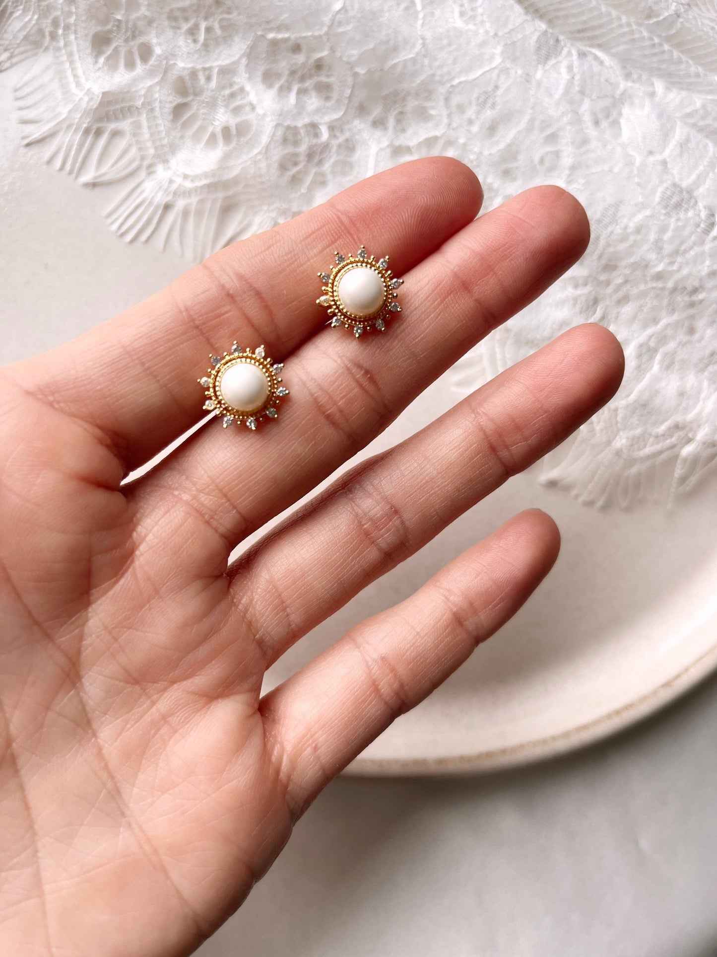 Braut Perlenohrstecker mit Glitzerdetails – Handgefertigte Ohrstecker aus Edelstahl | Zarte Ohrringe für die Braut, die es dezent mag