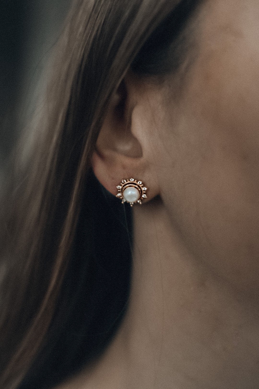 Braut Perlenohrstecker mit Glitzerdetails – Handgefertigte Ohrstecker aus Edelstahl | Zarte Ohrringe für die Braut, die es dezent mag