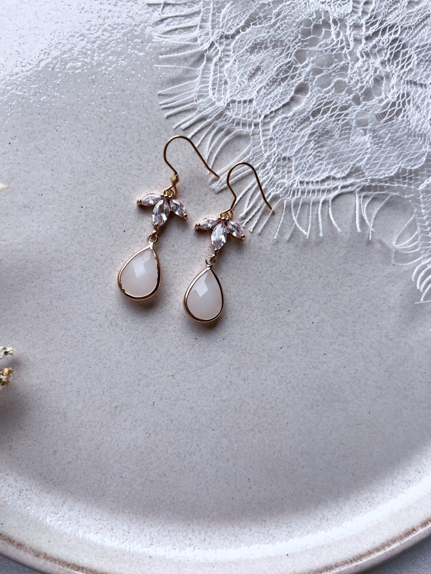 Boho Braut Ohrringe Gold mit Zirkoniablume & Tropfenanhänger – Handgemachter Brautschmuck zur Hochzeit | Geschenkidee Weihnachten & Geburtstag